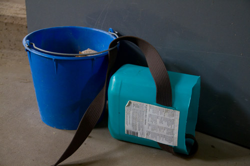 Tränas elefanter kan en magväska bli lite liten, då kan du göra en egen magväska med hjälp av dunkar och hinkar.